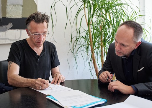 Lukas Bärfuss (links) bei der Vertragsunterzeichnung mit Damian Elsig, Direktor der Schweizerischen Nationalbibliothek, Foto: NB, Flurin Bertschinger